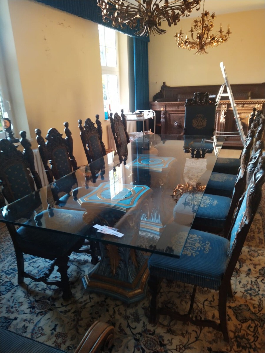 Antiker Esstisch mit geschnitzten Stühlen und Kronleuchtern im Berliner Herrenhaus