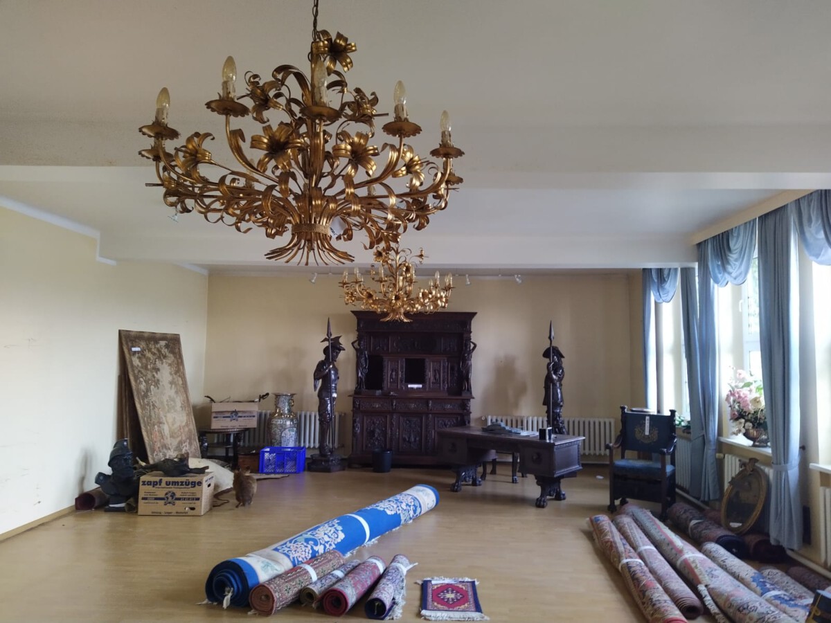 Antike Möbel und Kronleuchter im Berliner Herrenhaus