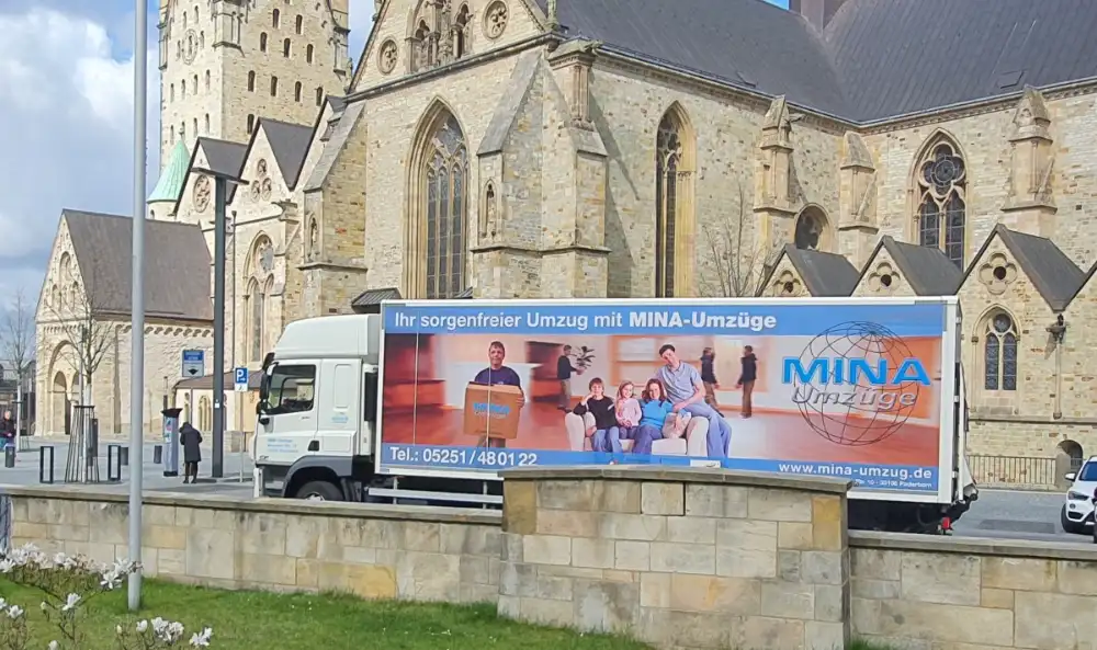 MINA-Umzüge Möbeltransporter vor dem Paderborner Dom