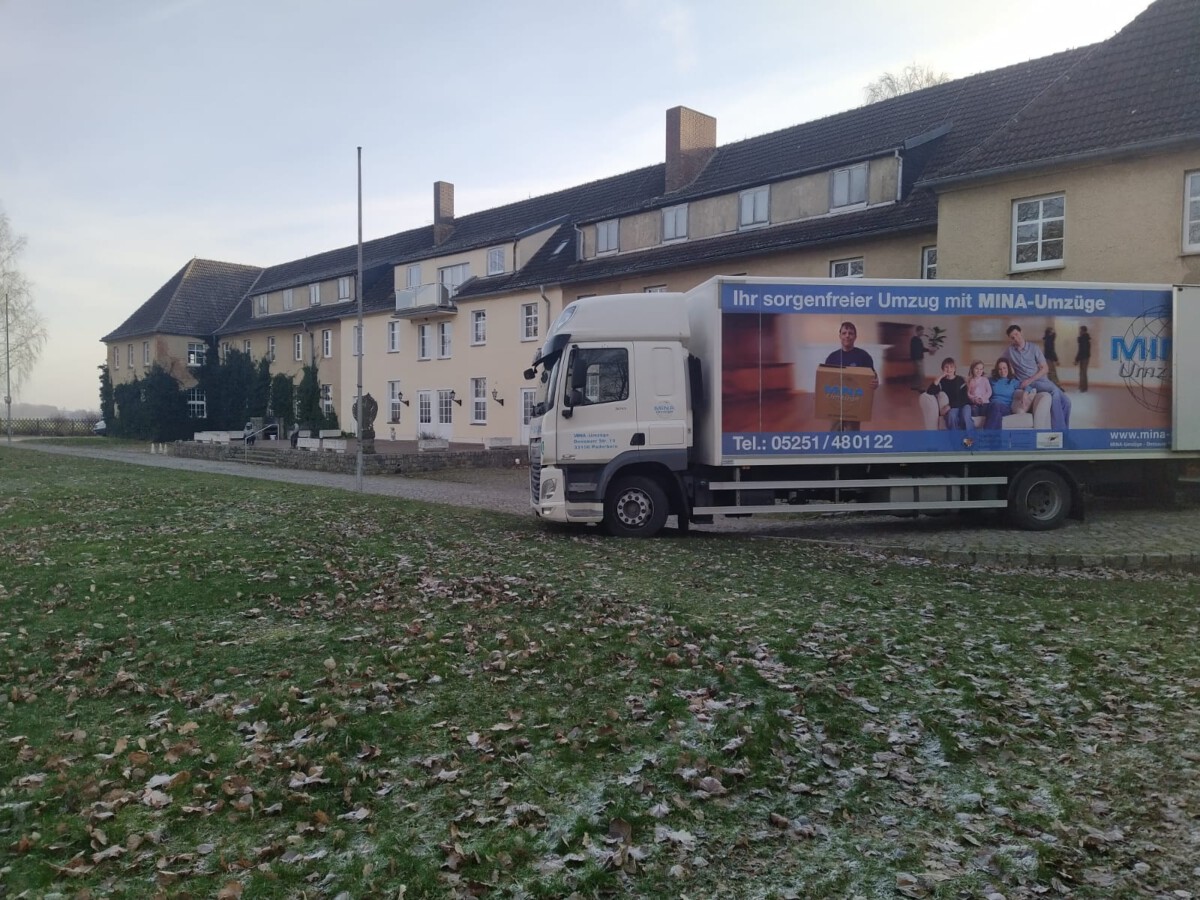 MINA-Umzüge Möbeltransporter vor dem historischen Herrenhaus in Berlin