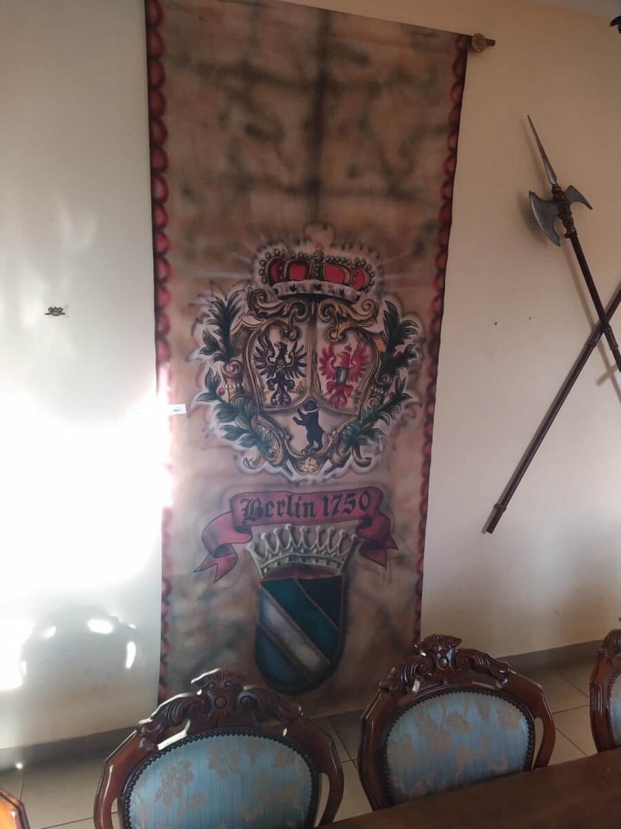 Historischer Wappen-Wandbehang mit Aufschrift Berlin 1750 im Herrenhaus