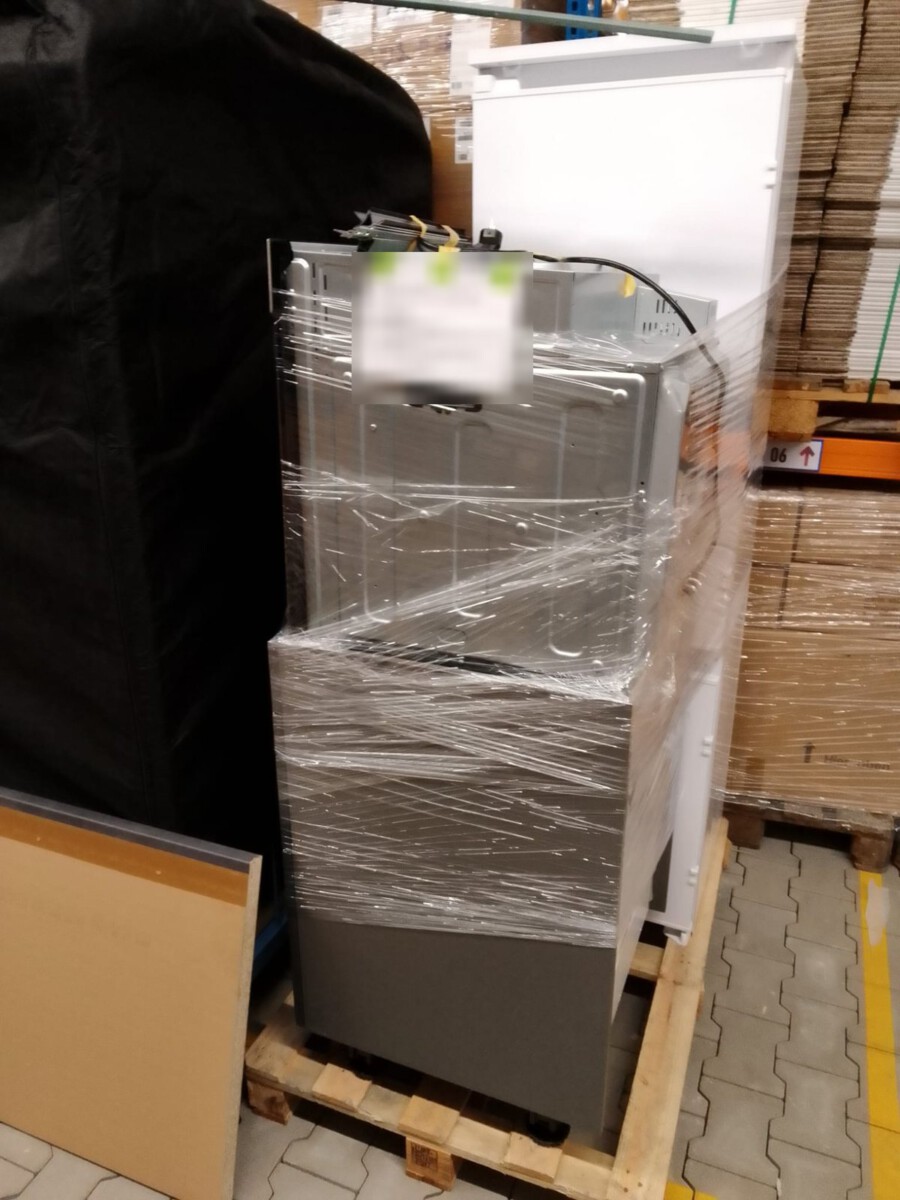 Ausgebautes Küchenmodul mit Einbaugerät, in Folie gesichert und beschriftet auf einer Palette im Lager von MINA-Umzüge
