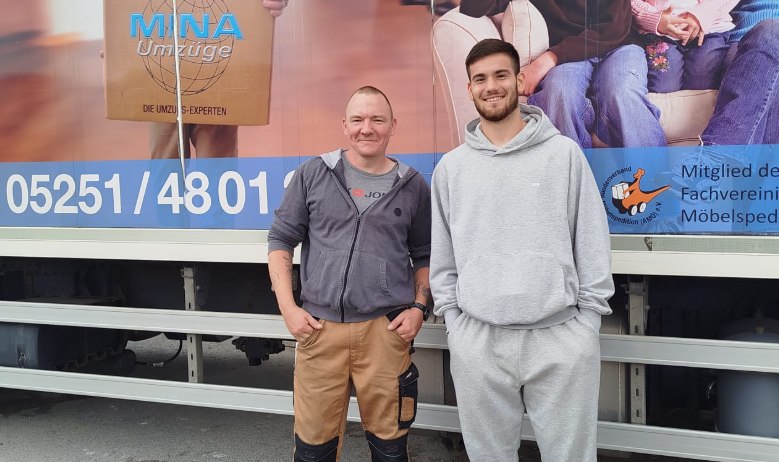 Dennis Seimen (Torwart) mit MINA-Umzüge-Mitarbeiter vor dem Umzugswagen