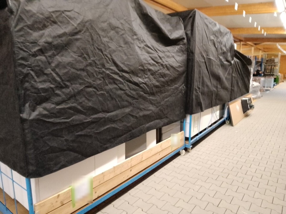 Mit schwarzen Schutzdecken abgedeckte, eingelagerte SieMatic-Küchen im Lager von MINA-Umzüge in Paderborn